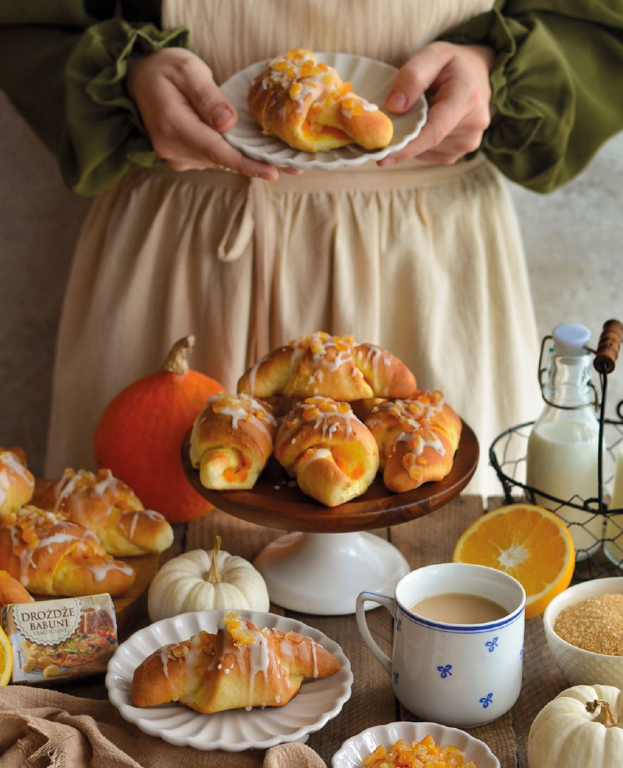Drożdżowe rogaliki z dyniowo-pomarańczowym nadzieniem